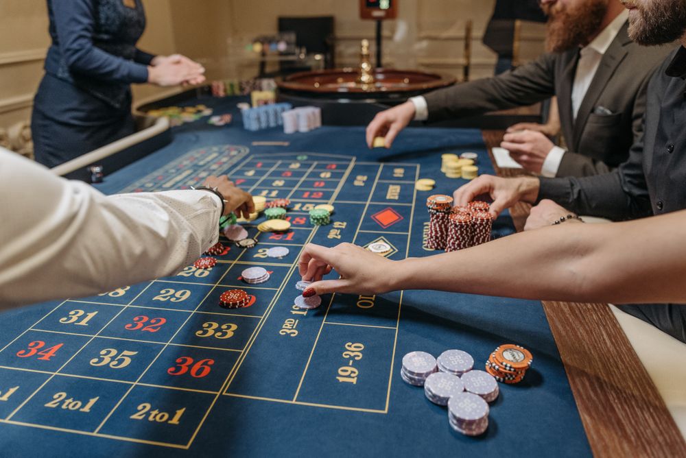 Meja blackjack dengan kartu dan chip di studio live casino