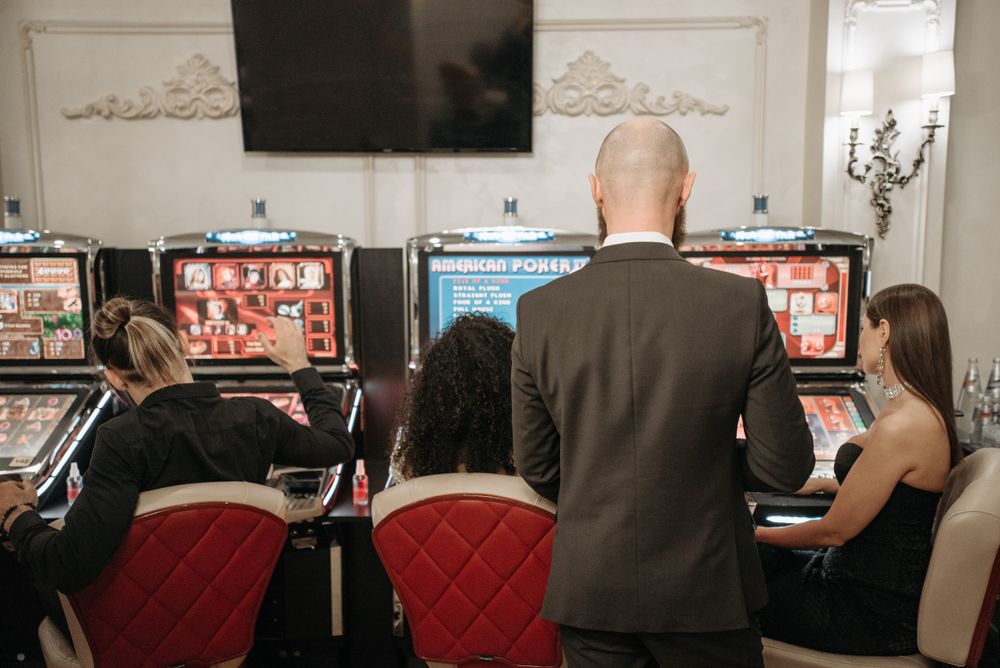 Layar permainan slot dengan grafis warna-warni