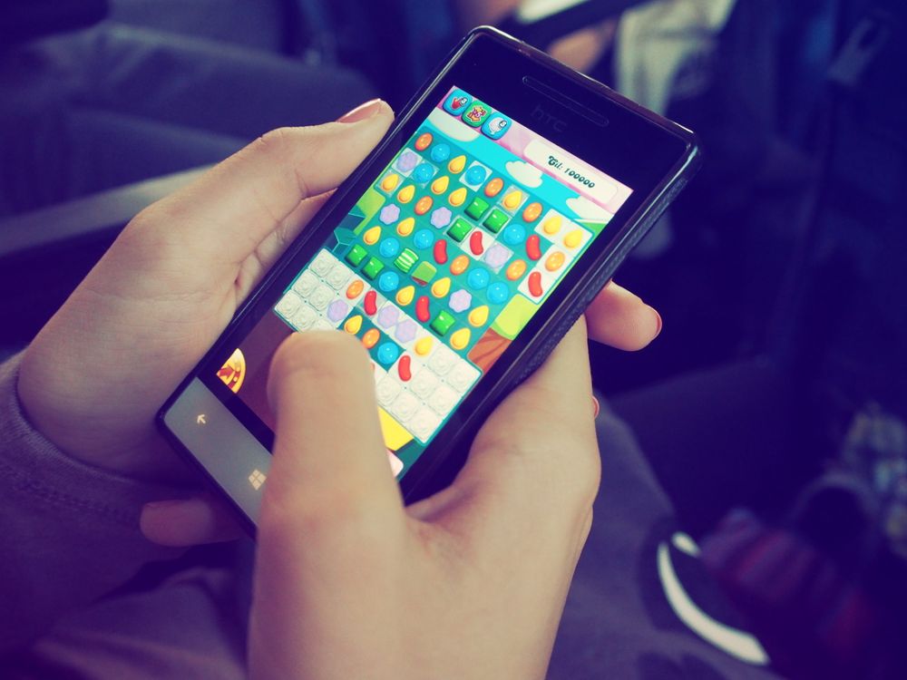 Kartu remi dan chip tersebar di atas meja hijau dengan dokumen syarat di sampingnya