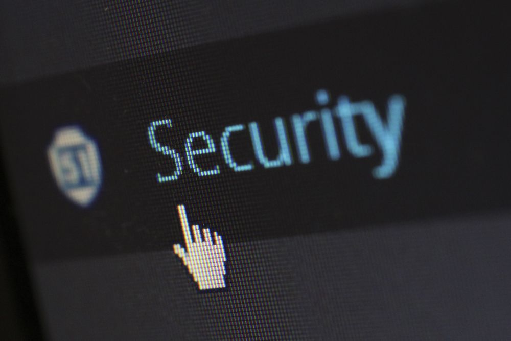 Konsep keamanan digital dengan gembok pada latar biru