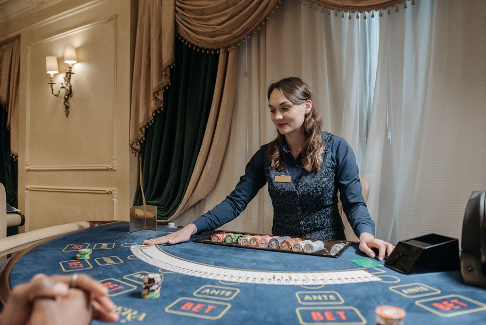Meja roulette kasino dengan dealer dan roda roulette di studio