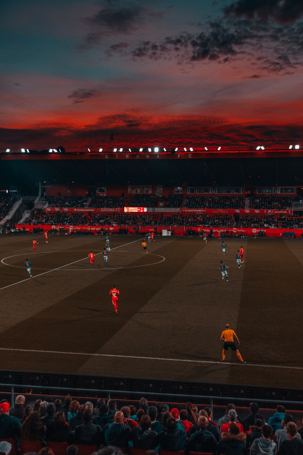 Stadion sepak bola menyala di malam hari sebelum pertandingan